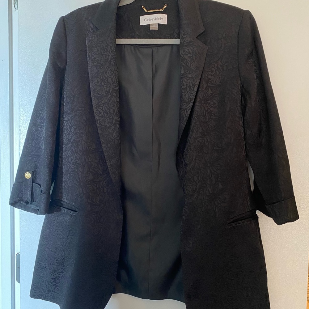 Gorgeous Calvin Klein jacquard blazer in size 6. Excellent condition!